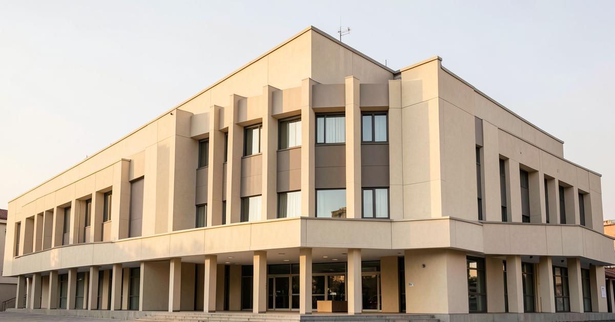 Fachada de prédio público municipal com linhas modernistas